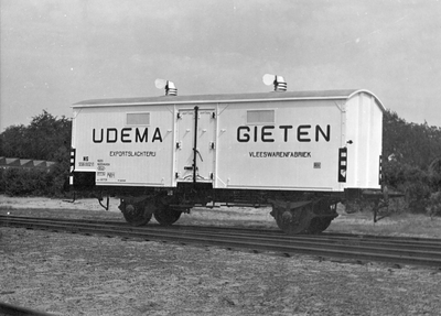 170950 Afbeelding van de koelwagen NS 556 002 van Exportslachterij en Vleeswarenfabriek Udema te Gieten op het terrein ...